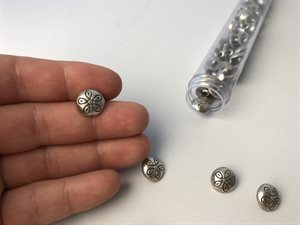 Metal knap - tung og med fin lille blomst, 11 mm
